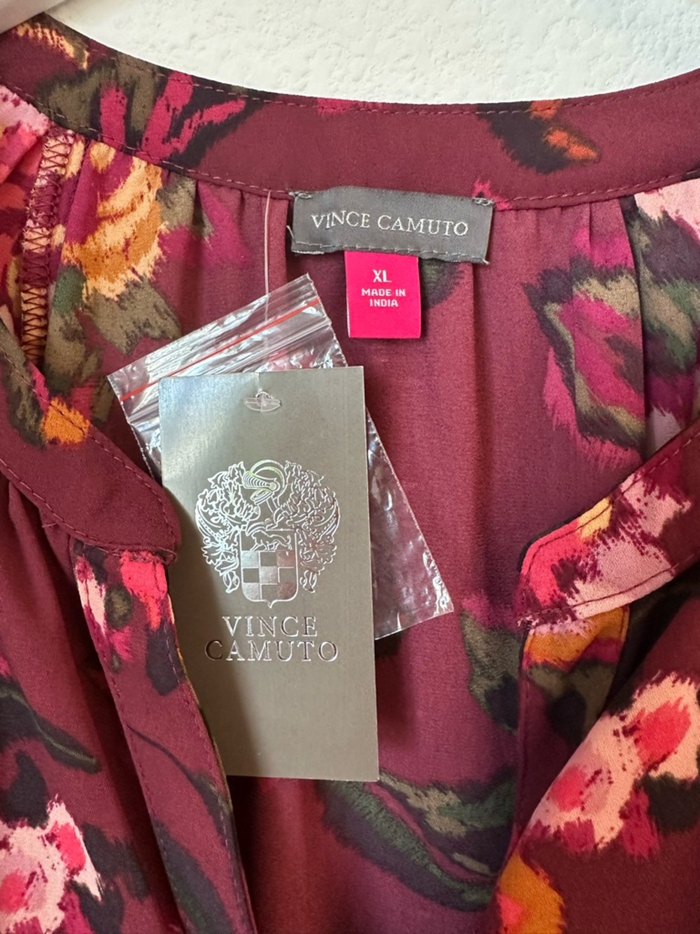 ☀️ New! VINCE CAMUTO Puff Sleeve V-Neck Floral Blouse - Picture 2 of 16